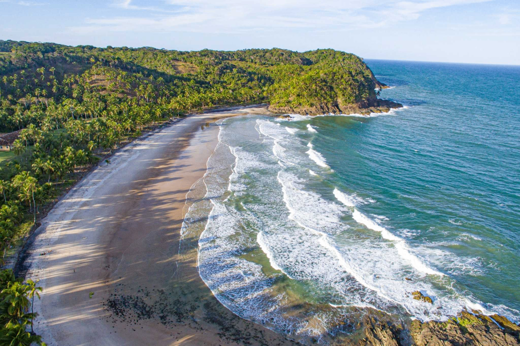Vista da orla de Ilhéus, na Bahia, com mar e coqueiros