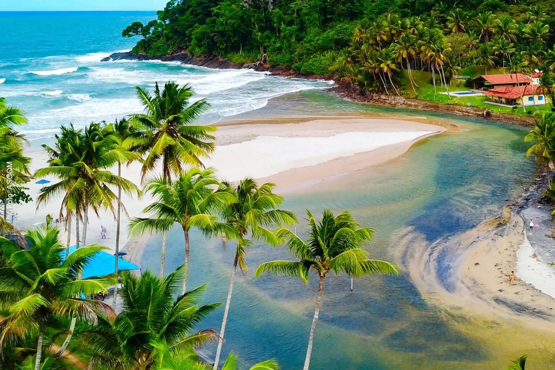 Praia de Itacaré cercada por Mata Atlântica