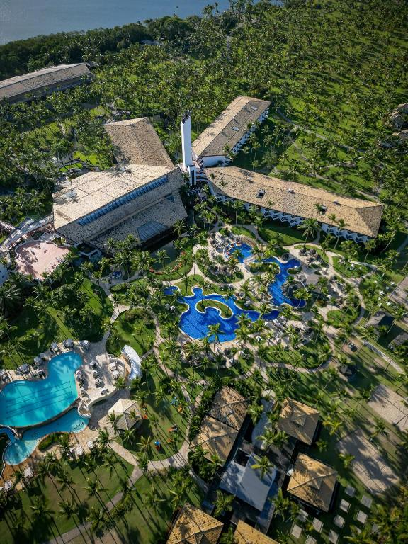 Área do Transamérica Resort em Comandatuba com coqueiros e piscina